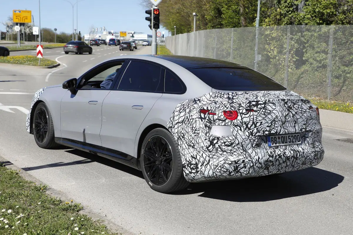 Mercedes C-Class EQ: la berlina elettrica che affiancherà le termiche dal 2027 (4)