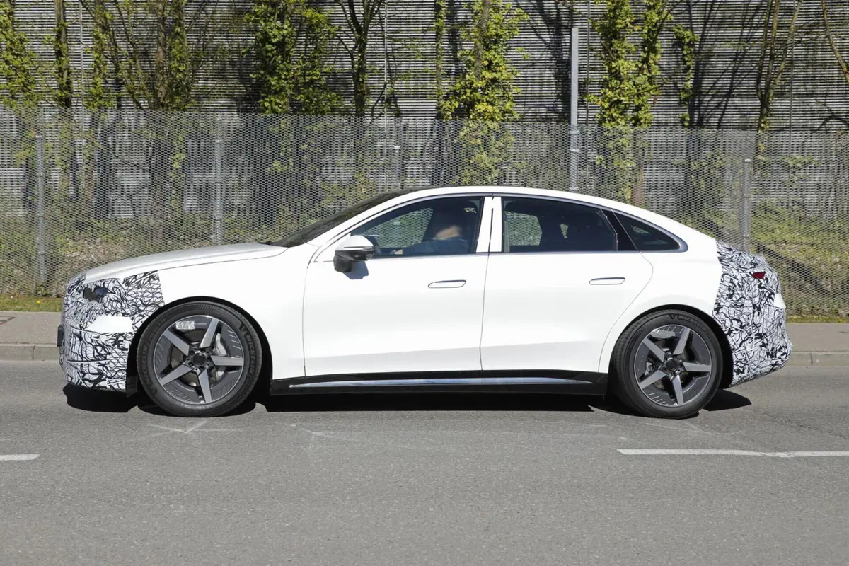 Mercedes C-Class EQ: la berlina elettrica che affiancherà le termiche dal 2027 (8)