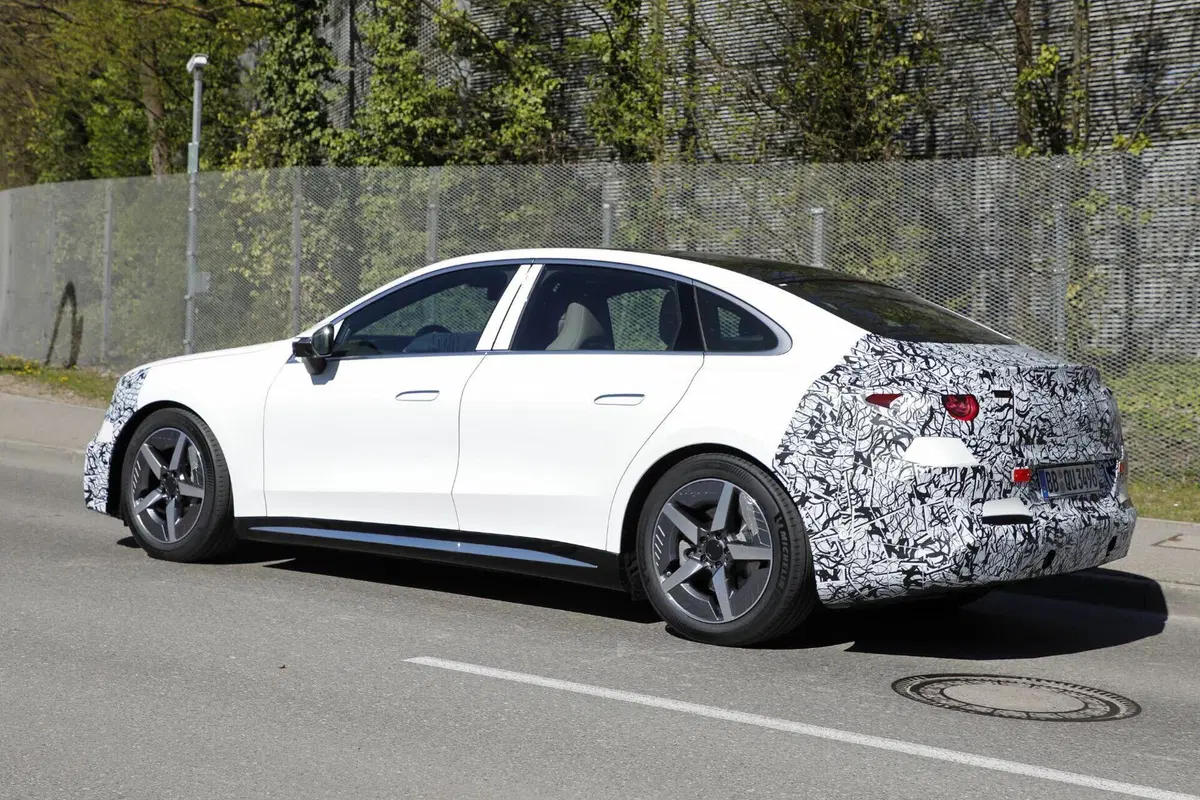 Mercedes C-Class EQ: la berlina elettrica che affiancherà le termiche dal 2027 (9)