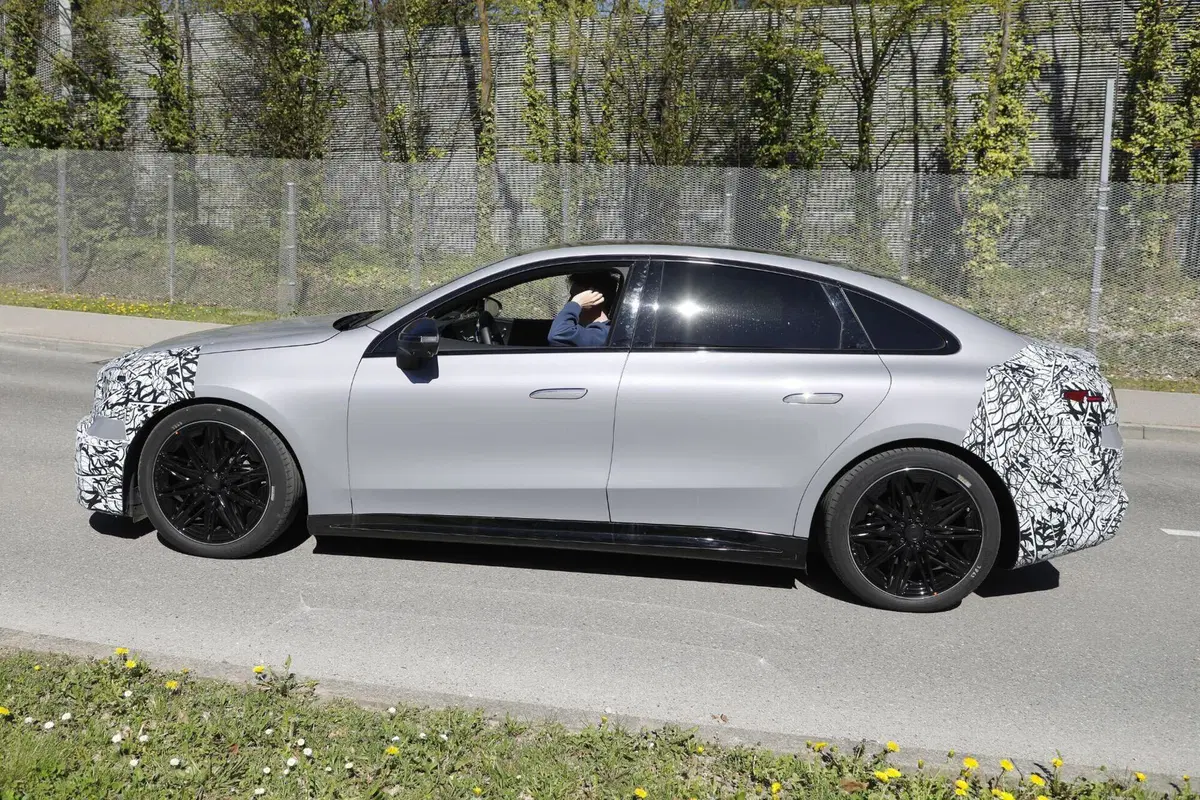 Mercedes C-Class EQ: la berlina elettrica che affiancherà le termiche dal 2027 (10)