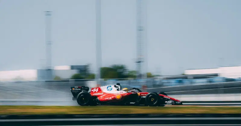 F1, Hamilton stakanovista "sotto la pioggia" di Fiorano: 884 km sulla SF-26 per capire la Ferrari e le nuove Pirelli