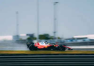 F1, Hamilton stakanovista sotto la pioggia di Fiorano: 884 km sulla SF-26 per capire la Ferrari e le nuove Pirelli