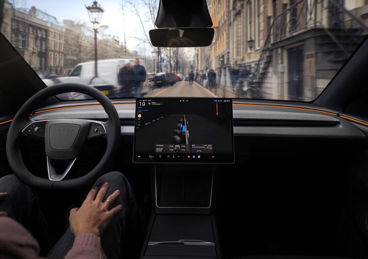 Tesla, arriva ufficialmente la guida autonoma in Europa: i Paesi Bassi aprono la strada
