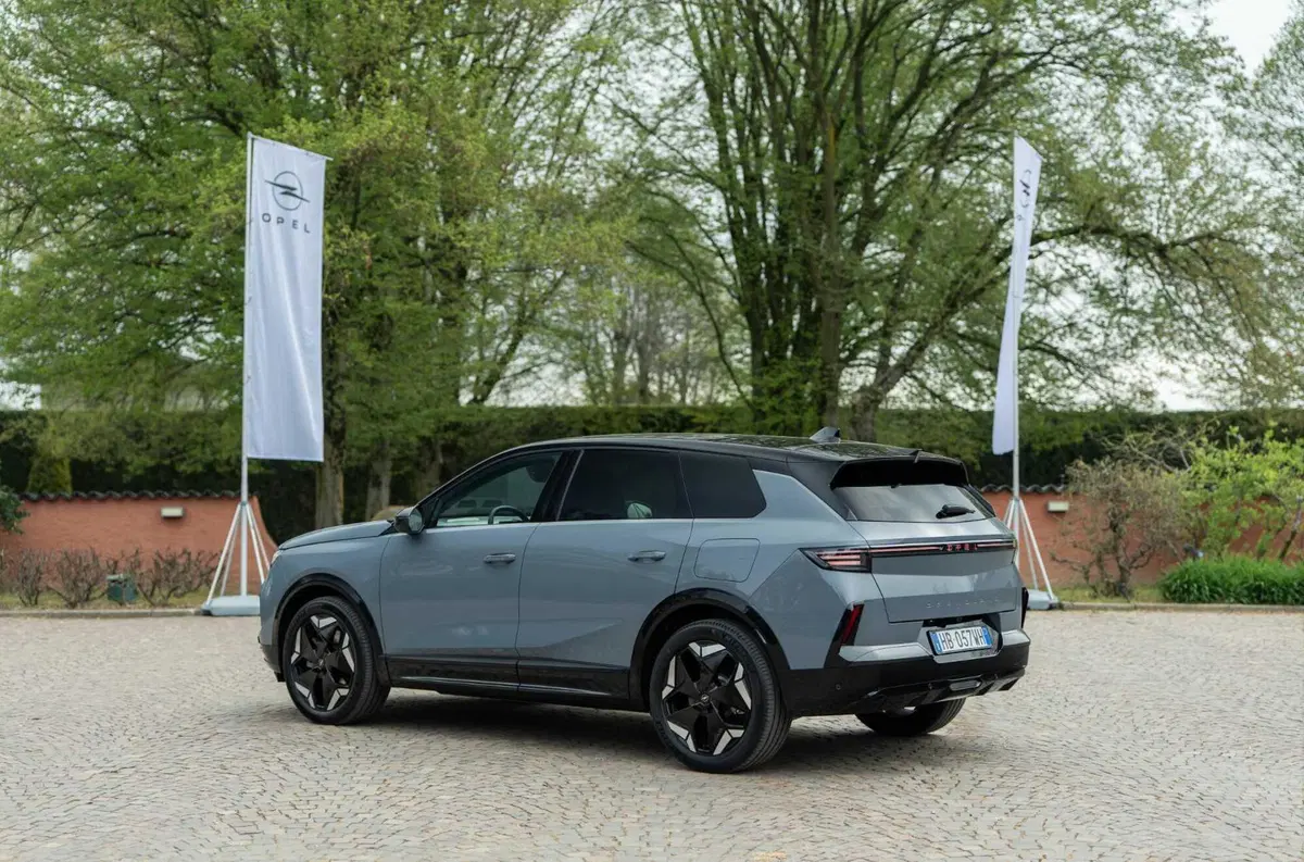 Opel Grandland Electric AWD: la SUV elettrica a trazione integrale da 325 CV che punta tutto sul comfort