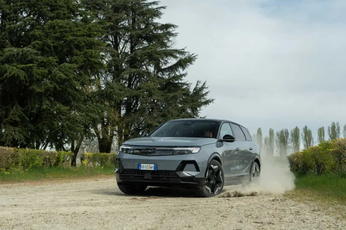 Opel Grandland Electric AWD: la SUV elettrica a trazione integrale da 325 CV che punta tutto sul comfort (2)