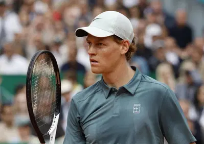 Un tuffo alla Hamilton e l'abbraccio con Briatore: Sinner domina a Monaco e si riprende il trono ATP