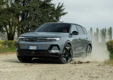 Opel Grandland AWD: la SUV elettrica a trazione integrale da 325 CV che punta tutto sul comfort