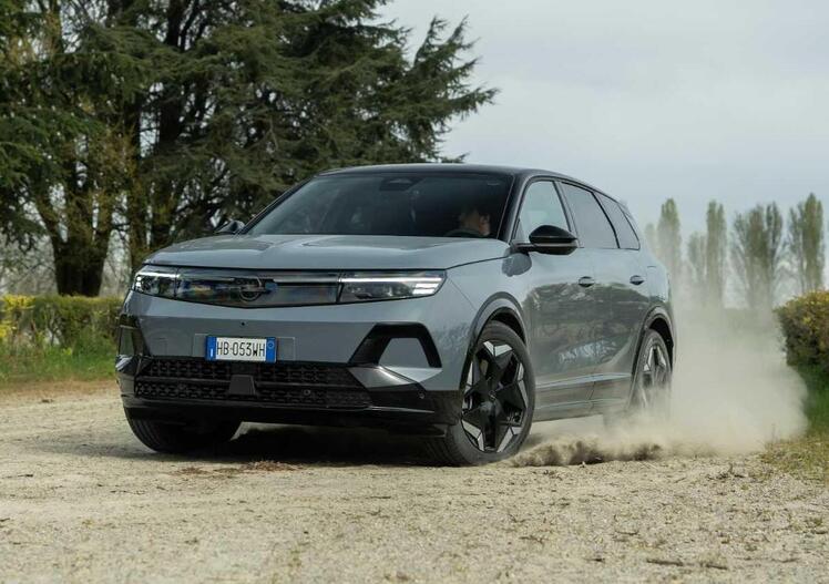 Opel Grandland AWD: la SUV elettrica a trazione integrale da 325 CV che punta tutto sul comfort