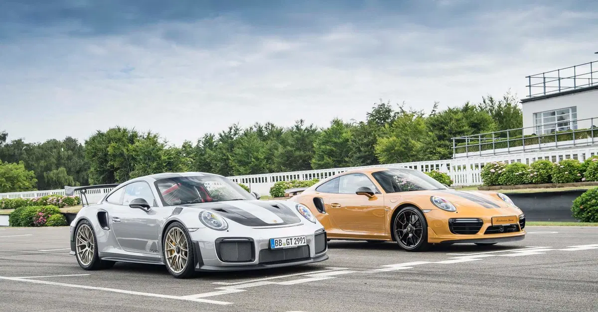 Porsche brevetta le strisce da corsa che appaiono in modalit&agrave; Sport: la carrozzeria diventa un display