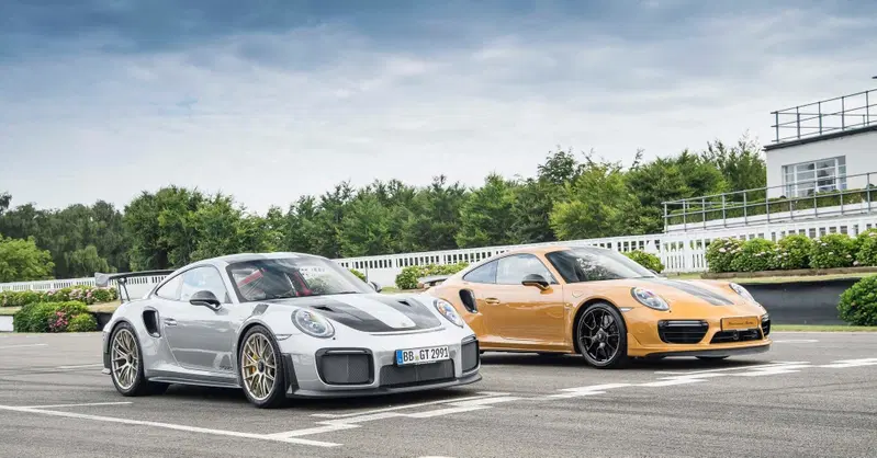 Porsche brevetta le strisce da corsa che appaiono in modalit&agrave; Sport: la carrozzeria diventa un display