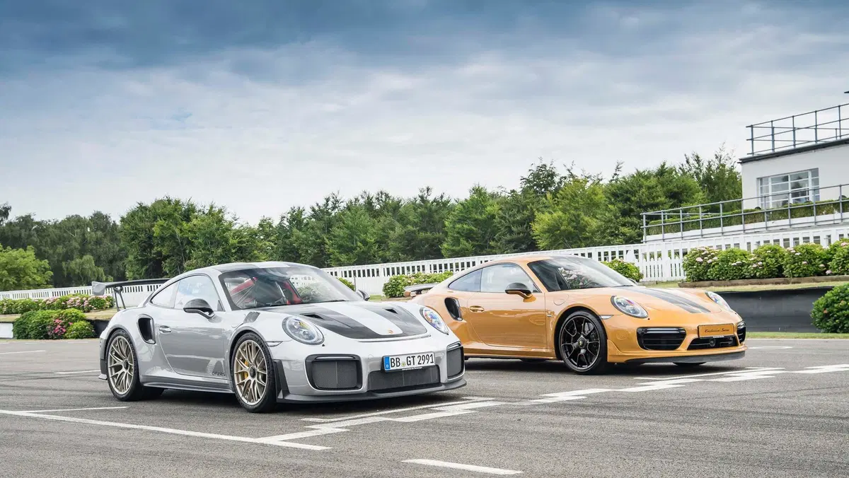 Porsche brevetta le strisce da corsa che appaiono in modalit&agrave; Sport: la carrozzeria diventa un display