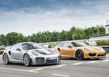 Porsche brevetta le strisce da corsa che appaiono in modalità Sport: la carrozzeria diventa un display