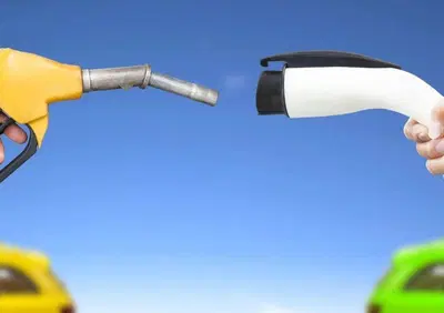 Auto elettriche, boom di richieste in Europa dopo la guerra in Iran: la benzina alle stelle cambia tutto