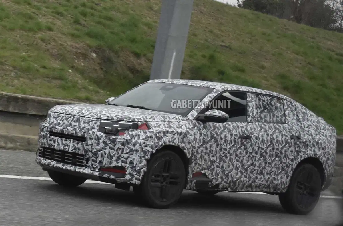 Stellantis, Fiat Fastback in arrivo: il prototipo sulle strade torinesi svela le forme definitive [Foto Spia] (2)