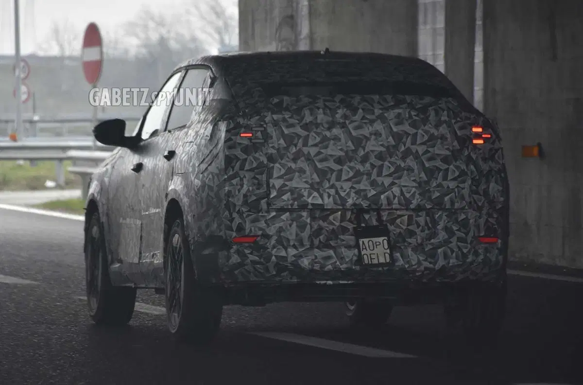 Stellantis, Fiat Fastback in arrivo: il prototipo sulle strade torinesi svela le forme definitive [Foto Spia] (5)