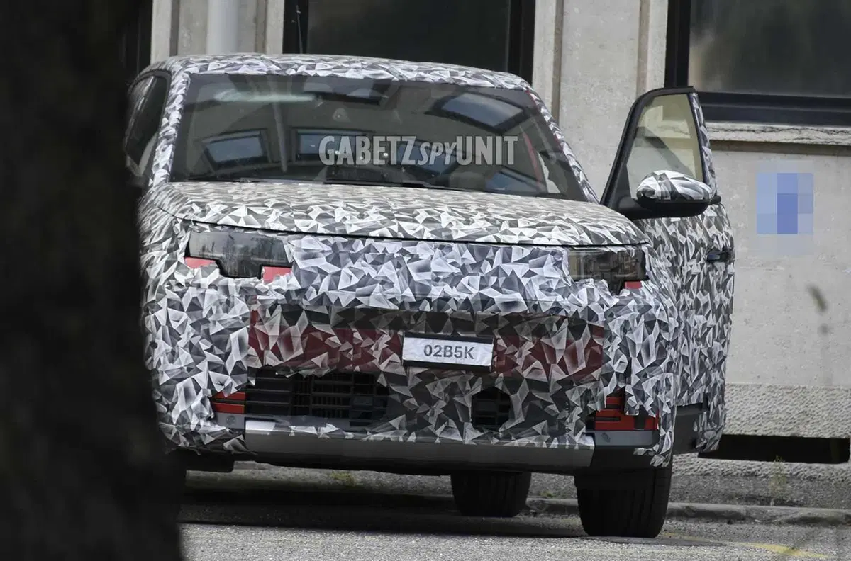 Stellantis, Fiat Fastback in arrivo: il prototipo sulle strade torinesi svela le forme definitive [Foto Spia] (6)