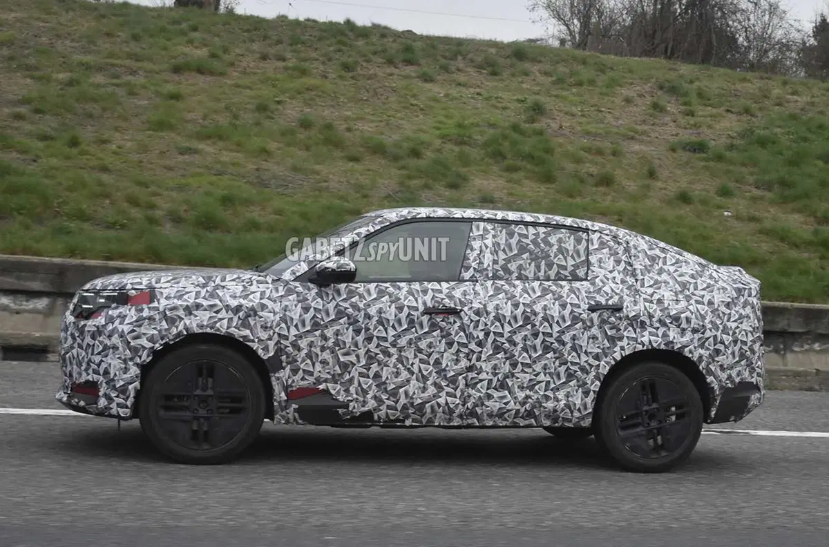 Stellantis, Fiat Fastback in arrivo: il prototipo sulle strade torinesi svela le forme definitive [Foto Spia] (7)