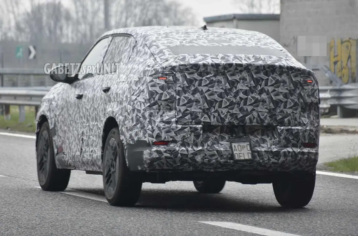 Stellantis, Fiat Fastback in arrivo: il prototipo sulle strade torinesi svela le forme definitive [Foto Spia] (8)