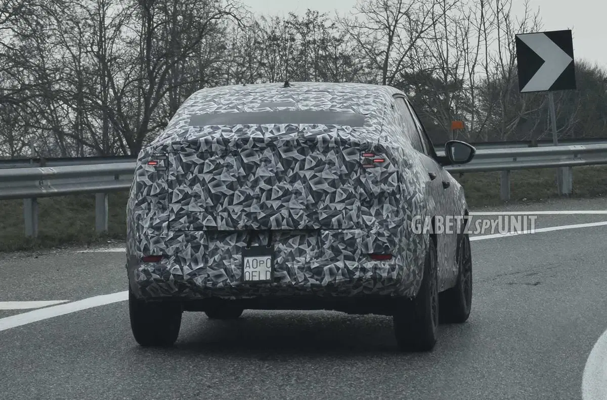 Stellantis, Fiat Fastback in arrivo: il prototipo sulle strade torinesi svela le forme definitive [Foto Spia] (9)