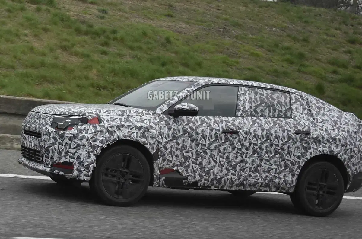 Stellantis, Fiat Fastback in arrivo: il prototipo sulle strade torinesi svela le forme definitive [Foto Spia] (10)