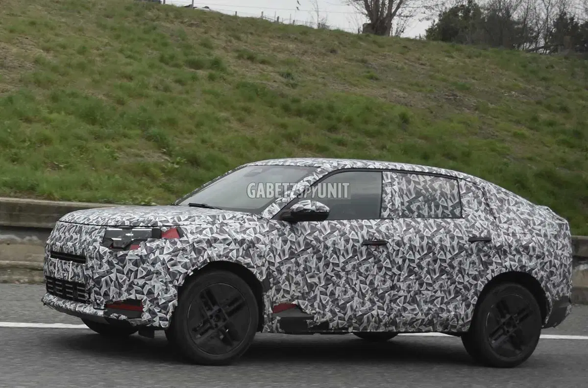 Stellantis, Fiat Fastback in arrivo: il prototipo sulle strade torinesi svela le forme definitive [Foto Spia] (11)