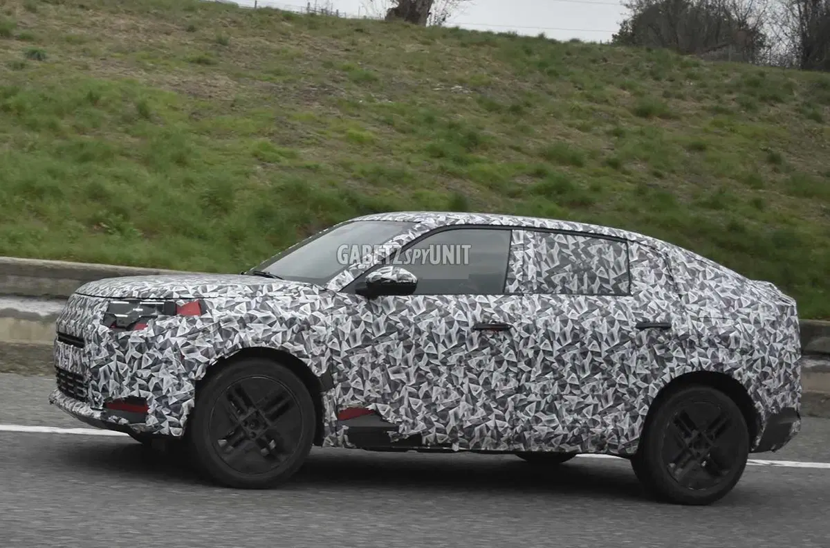 Stellantis, Fiat Fastback in arrivo: il prototipo sulle strade torinesi svela le forme definitive [Foto Spia] (12)
