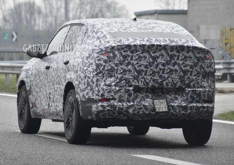 Stellantis, Fiat Fastback in arrivo: il prototipo sulle strade torinesi svela le forme definitive [Foto Spia]