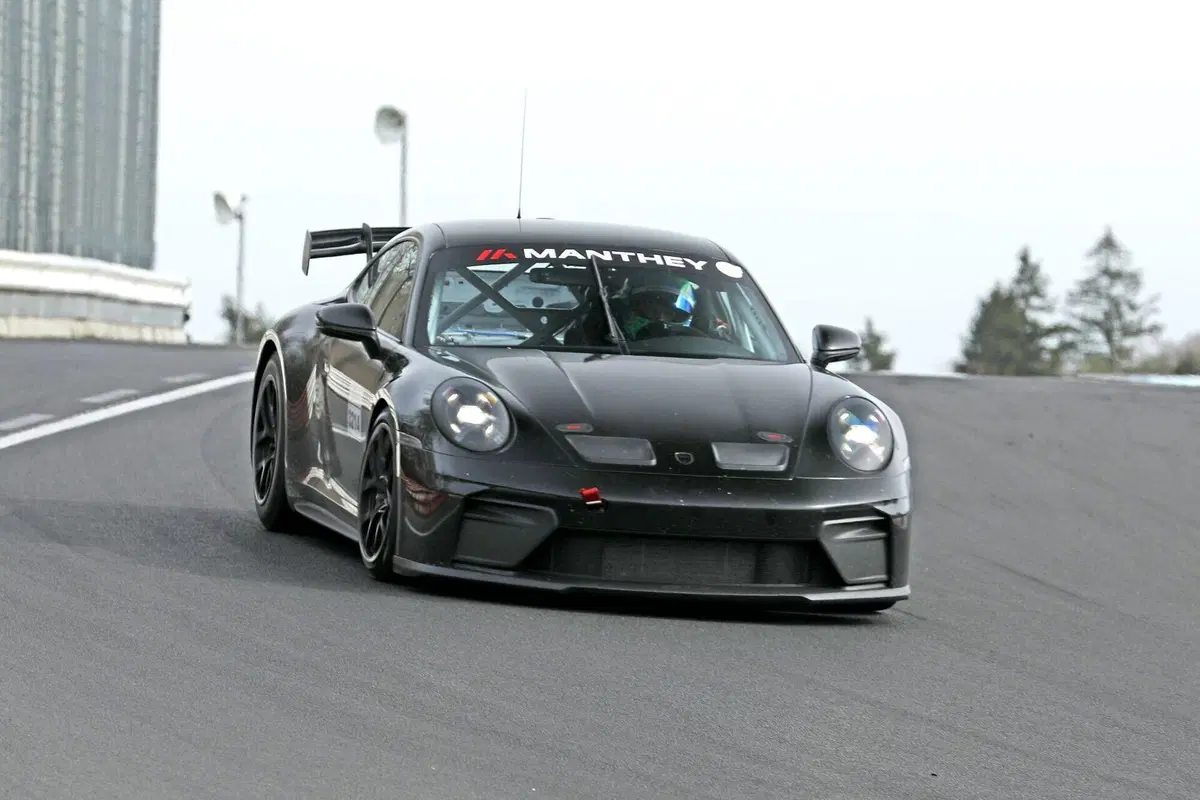 Porsche 911 GT4, addio alla Cayman: la nuova sportiva è già in test e debutterà nel 2027