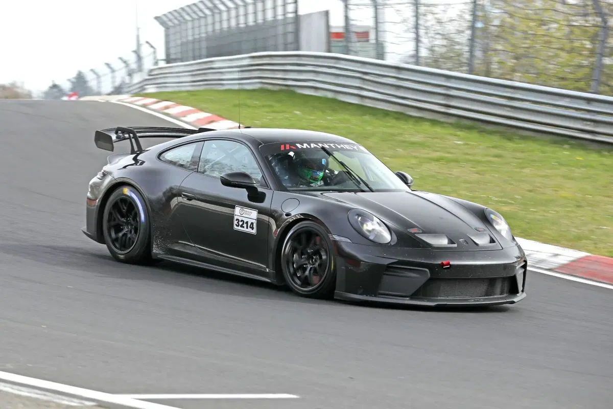 Porsche 911 GT4, addio alla Cayman: la nuova sportiva è già in test e debutterà nel 2027 (3)