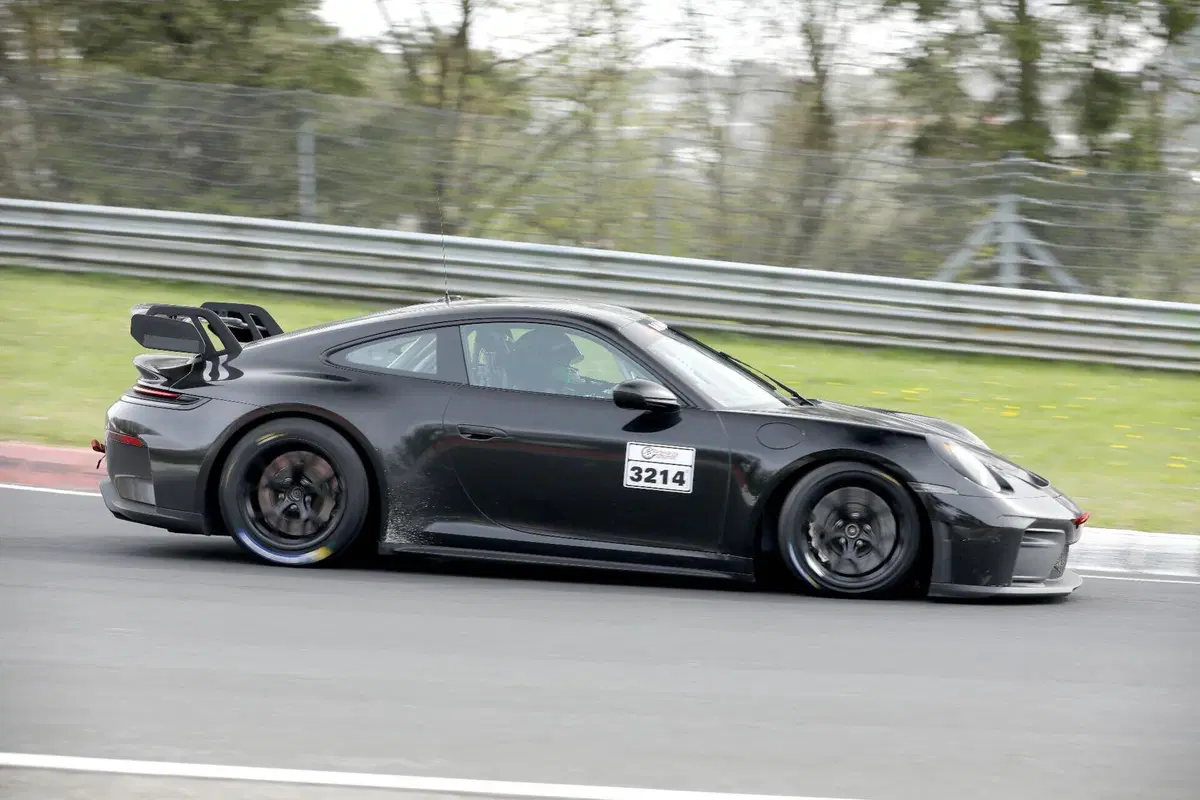 Porsche 911 GT4, addio alla Cayman: la nuova sportiva è già in test e debutterà nel 2027 (4)