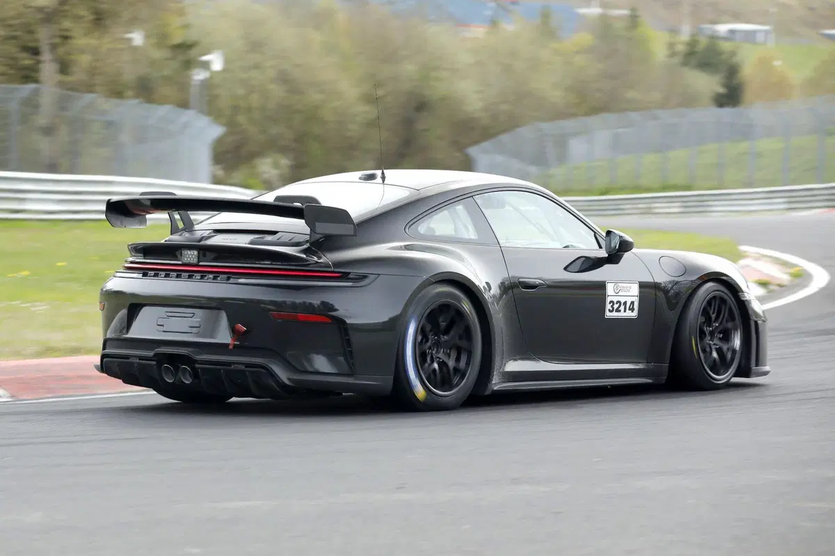 Porsche 911 GT4, addio alla Cayman: la nuova sportiva è già in test e debutterà nel 2027 (5)
