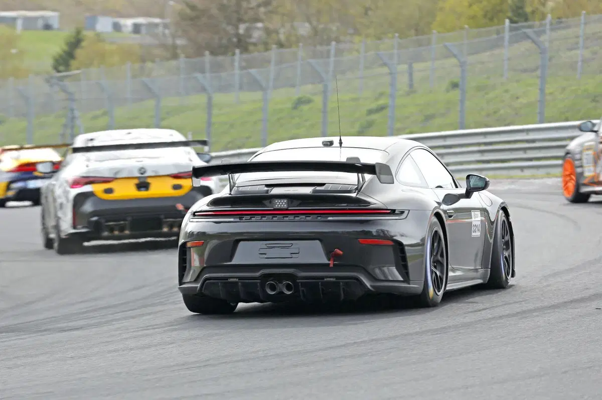 Porsche 911 GT4, addio alla Cayman: la nuova sportiva è già in test e debutterà nel 2027 (6)