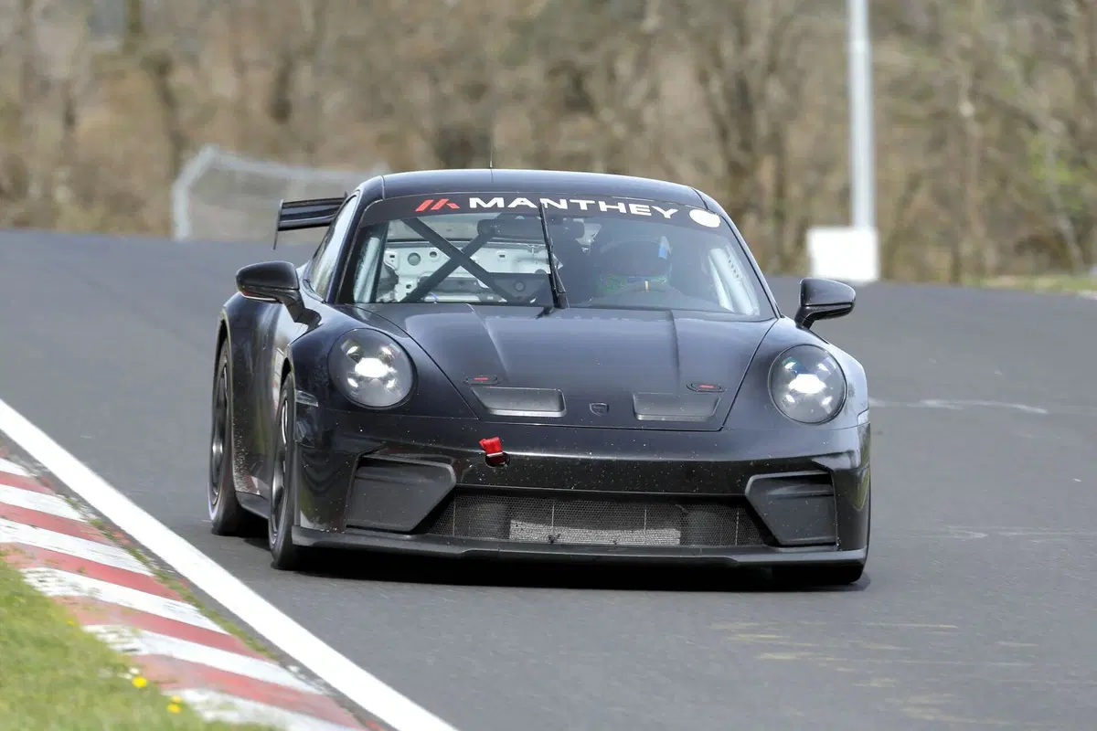 Porsche 911 GT4, addio alla Cayman: la nuova sportiva è già in test e debutterà nel 2027 (7)
