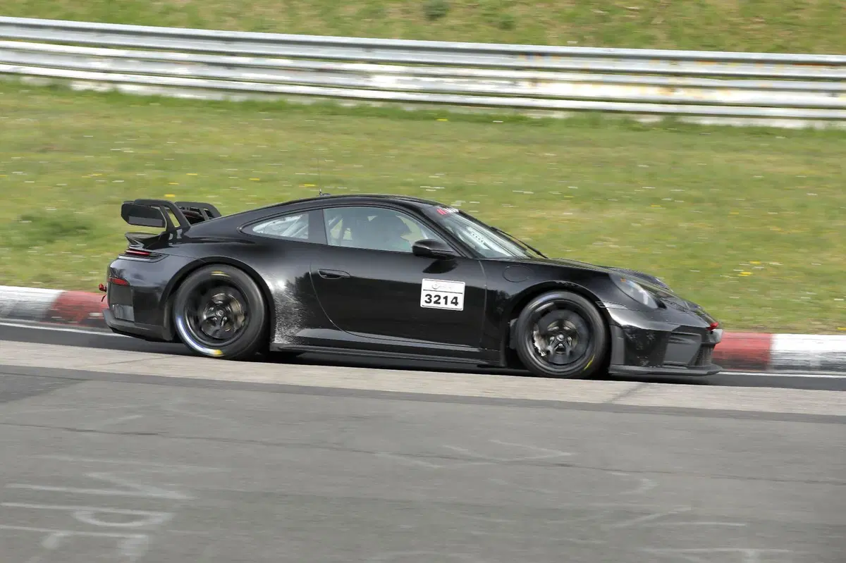 Porsche 911 GT4, addio alla Cayman: la nuova sportiva è già in test e debutterà nel 2027 (8)
