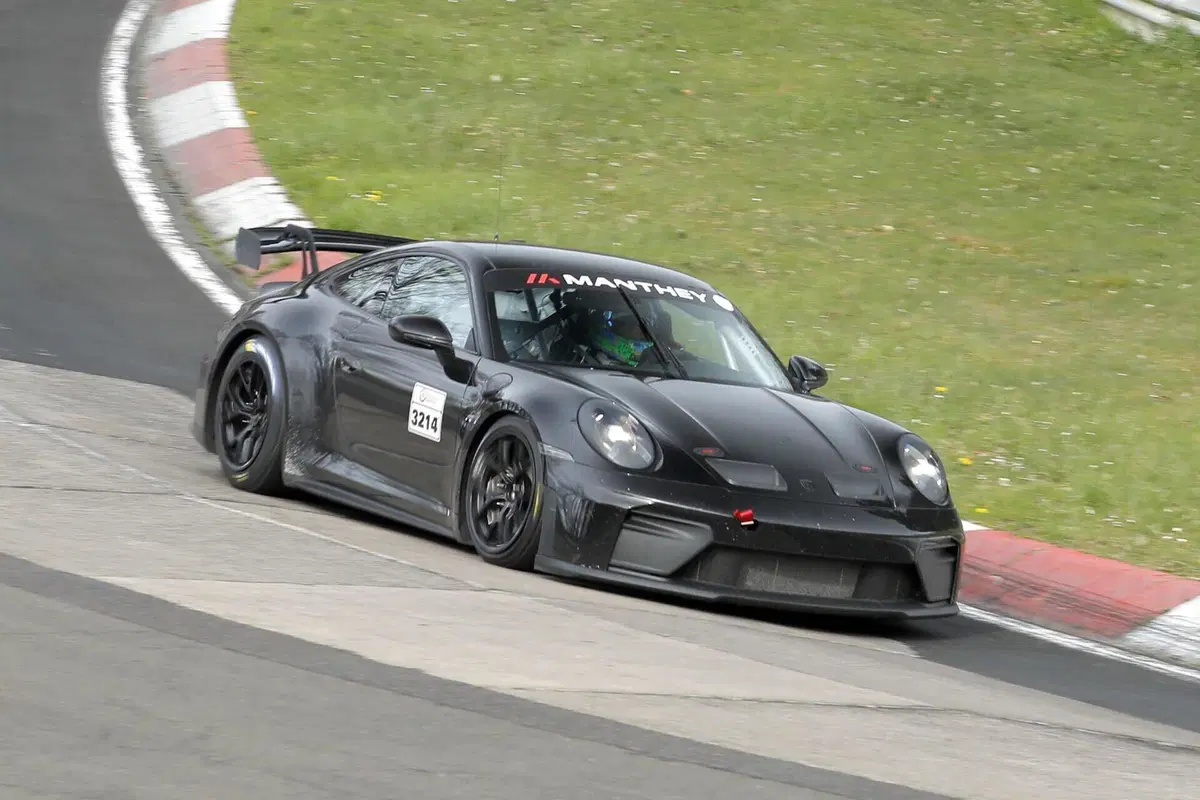 Porsche 911 GT4, addio alla Cayman: la nuova sportiva è già in test e debutterà nel 2027 (9)