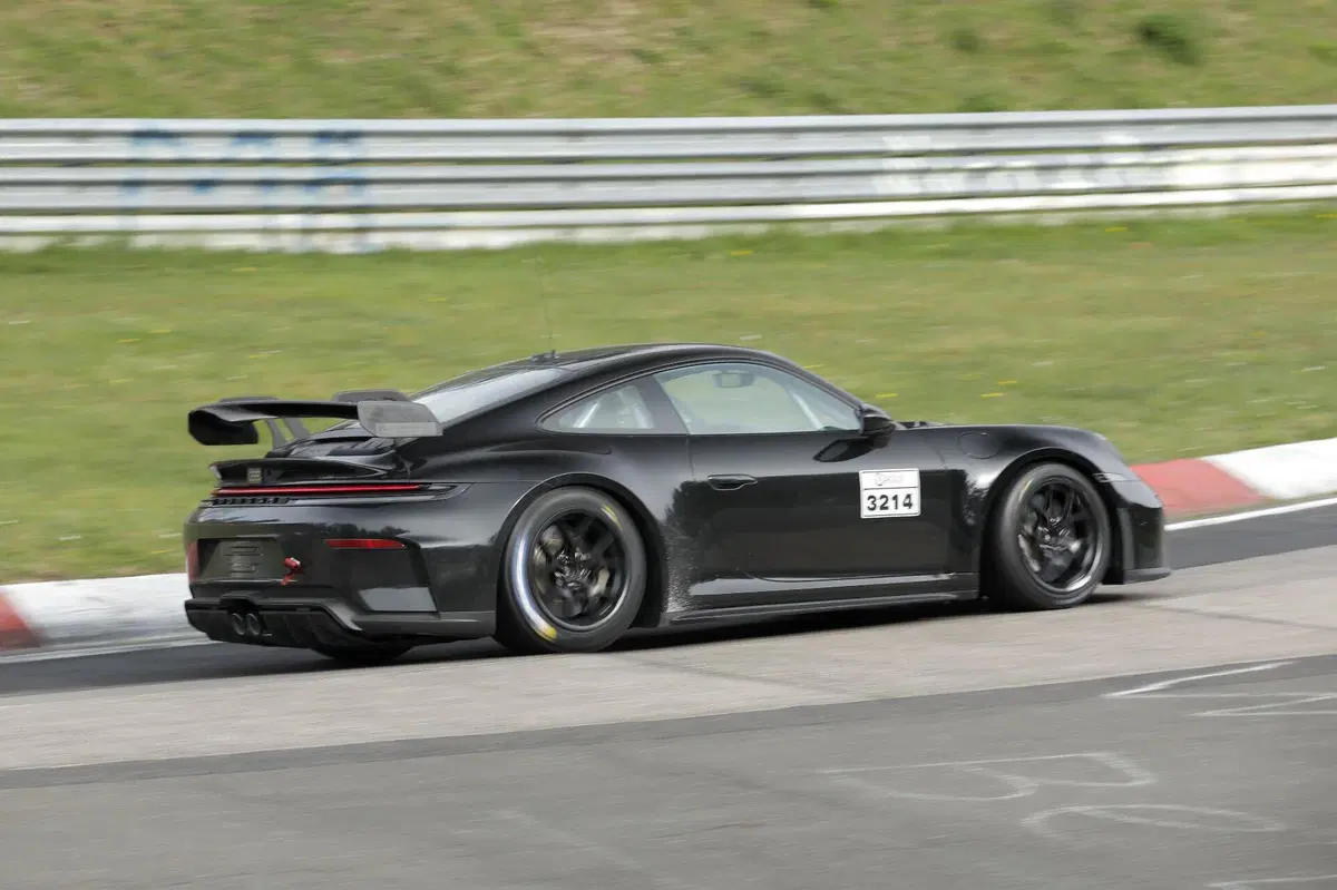 Porsche 911 GT4, addio alla Cayman: la nuova sportiva è già in test e debutterà nel 2027 (10)