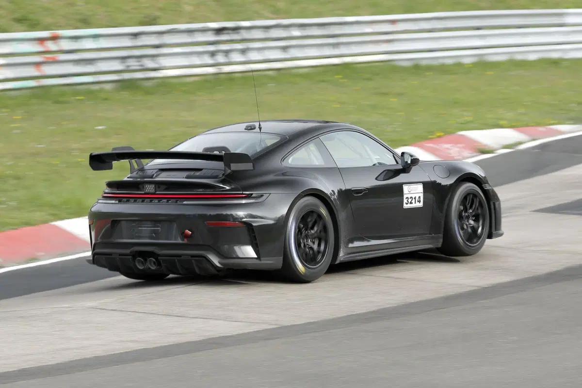 Porsche 911 GT4, addio alla Cayman: la nuova sportiva è già in test e debutterà nel 2027 (11)