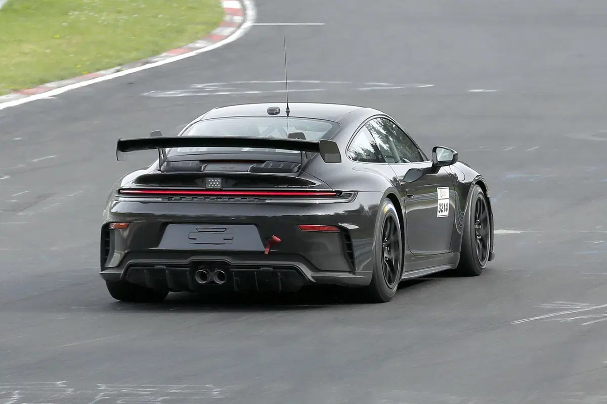 Porsche 911 GT4, addio alla Cayman: la nuova sportiva è già in test e debutterà nel 2027 (12)