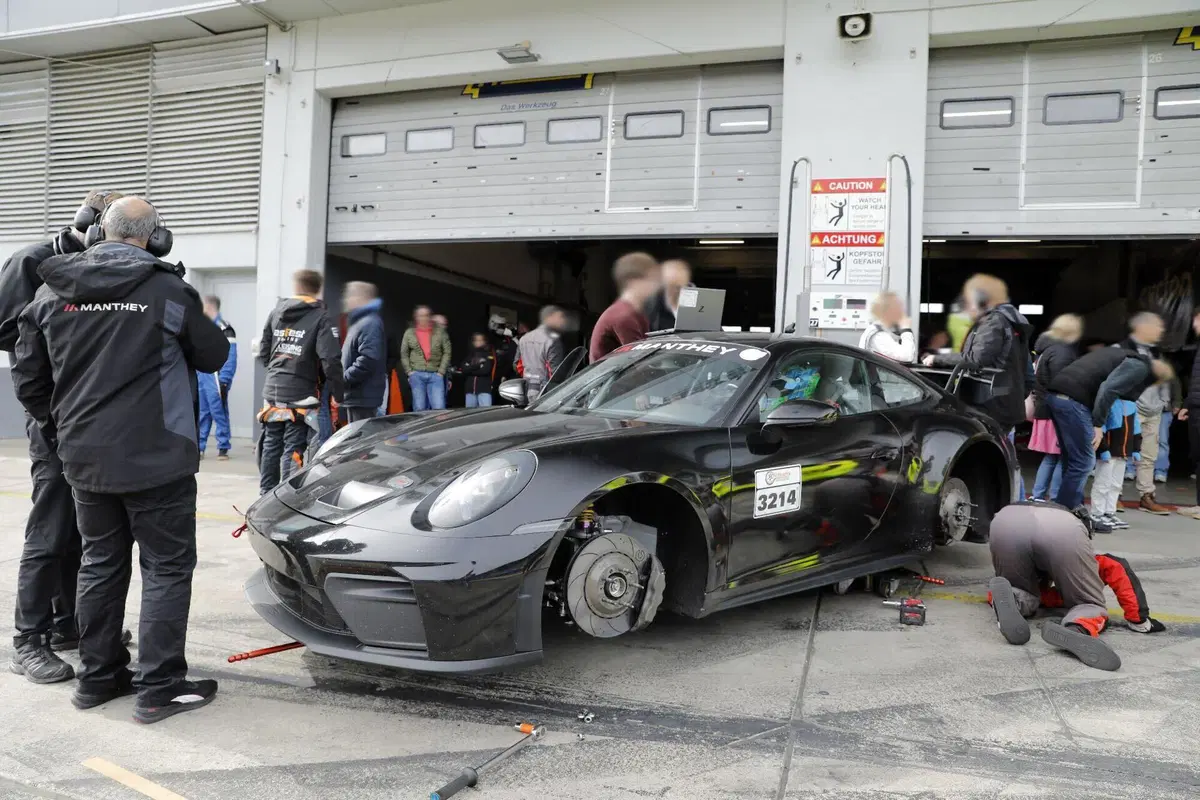 Porsche 911 GT4, addio alla Cayman: la nuova sportiva è già in test e debutterà nel 2027 (14)