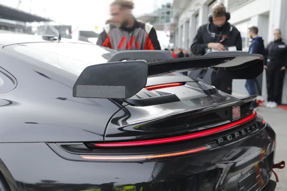 Porsche 911 GT4, addio alla Cayman: la nuova sportiva è già in test e debutterà nel 2027 (16)