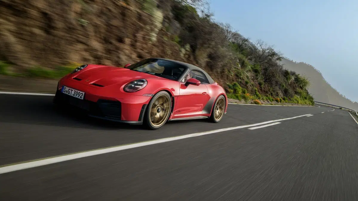 Porsche 911 GT3 S/C: la GT3 diventa cabrio e manuale, il piacere di guida è (finalmente) a cielo aperto