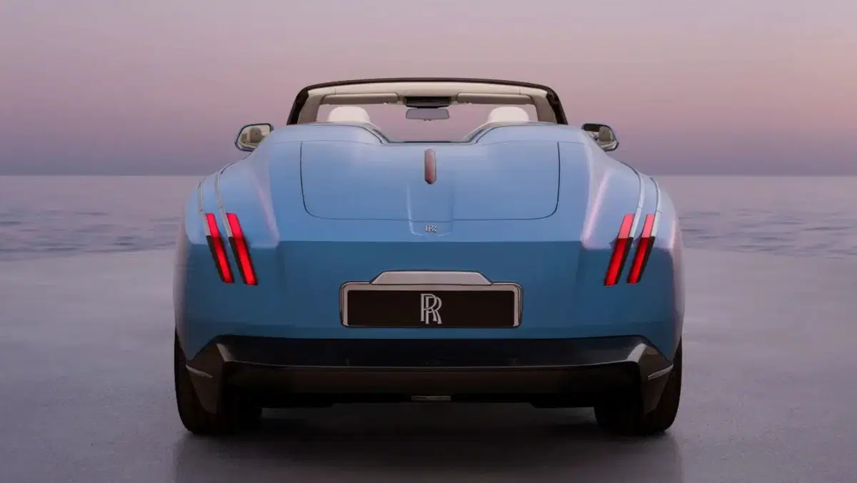 Più lunga della Cullinan e completamente elettrica: Rolls-Royce svela la nuova Nightingale