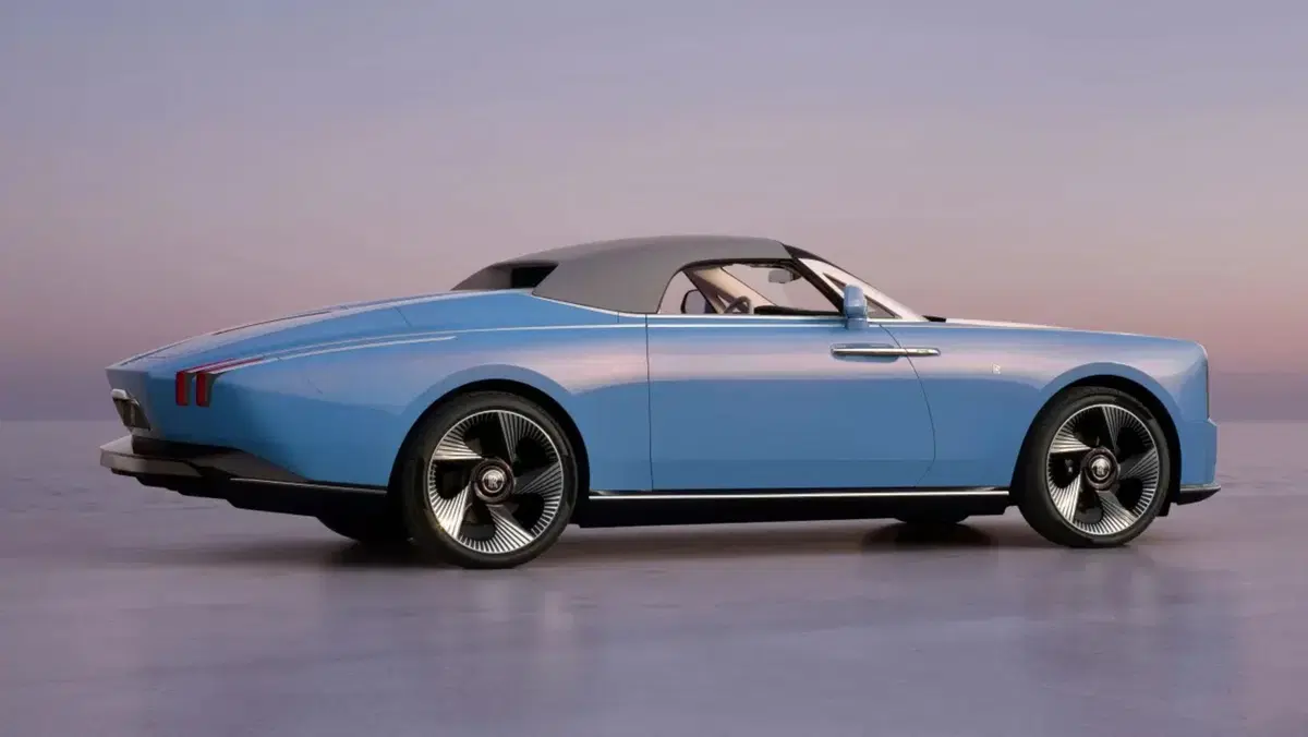 Più lunga della Cullinan e completamente elettrica: Rolls-Royce svela la nuova Nightingale (2)