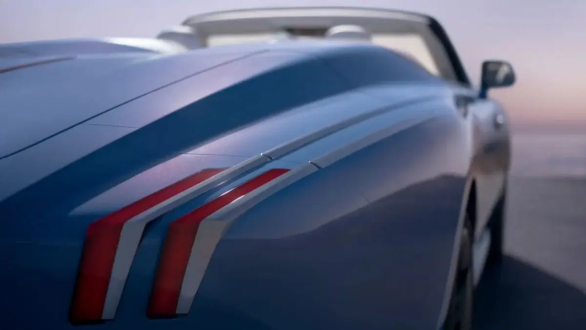 Più lunga della Cullinan e completamente elettrica: Rolls-Royce svela la nuova Nightingale (9)