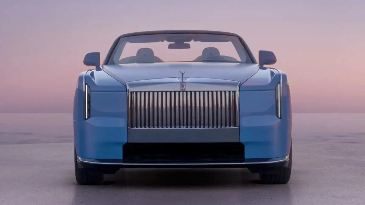 Più lunga della Cullinan e completamente elettrica: Rolls-Royce svela la nuova Nightingale (11)