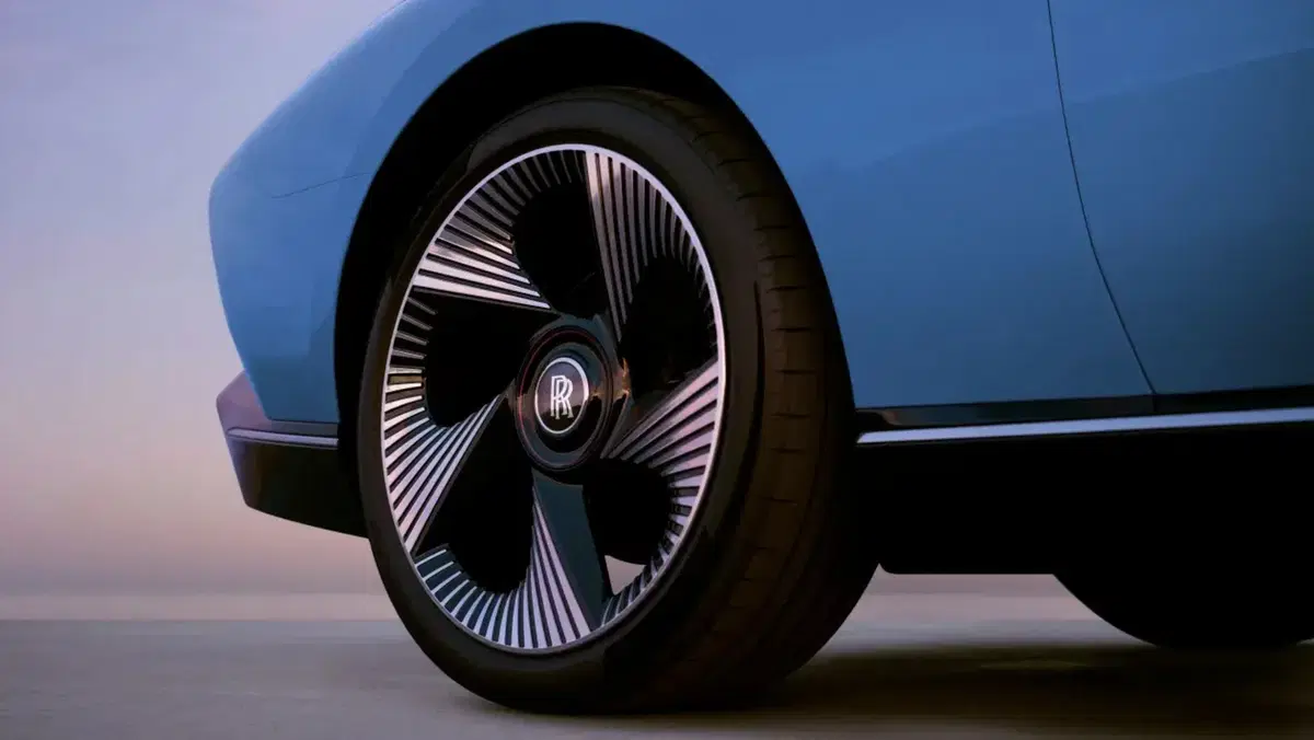 Più lunga della Cullinan e completamente elettrica: Rolls-Royce svela la nuova Nightingale (12)