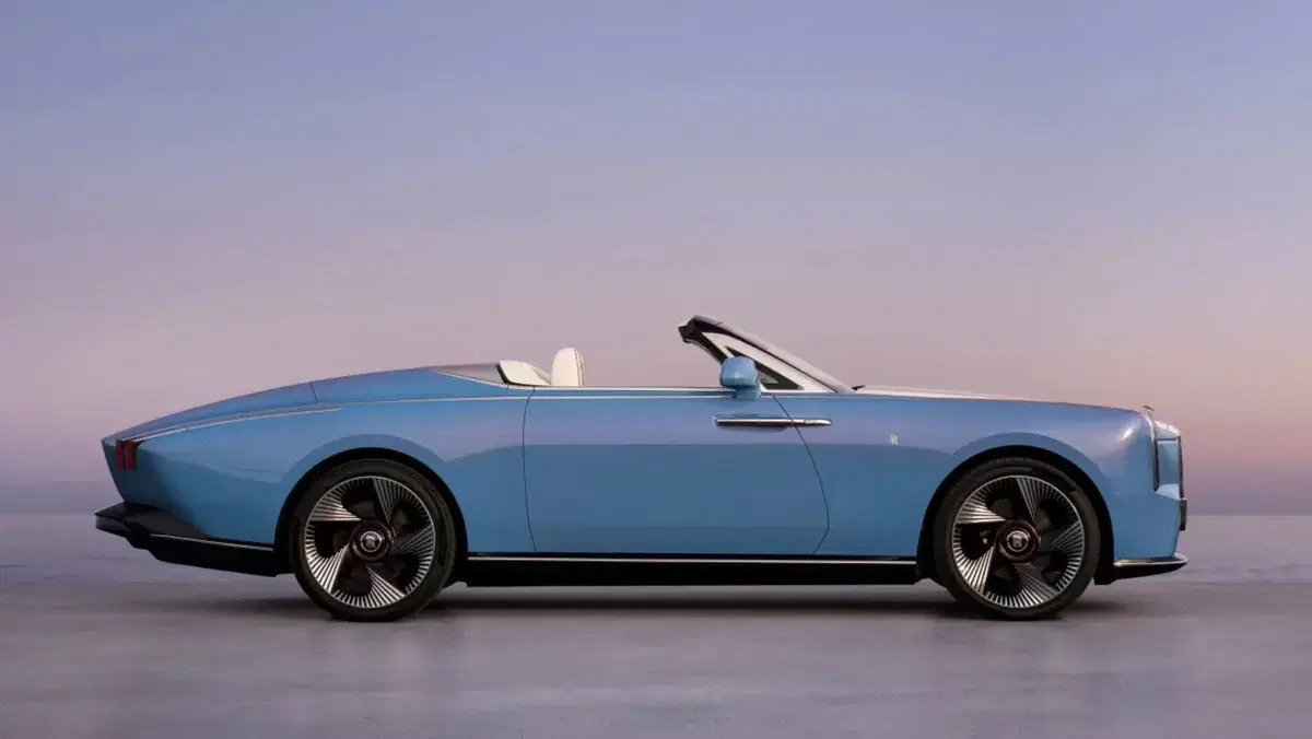 Più lunga della Cullinan e completamente elettrica: Rolls-Royce svela la nuova Nightingale (14)