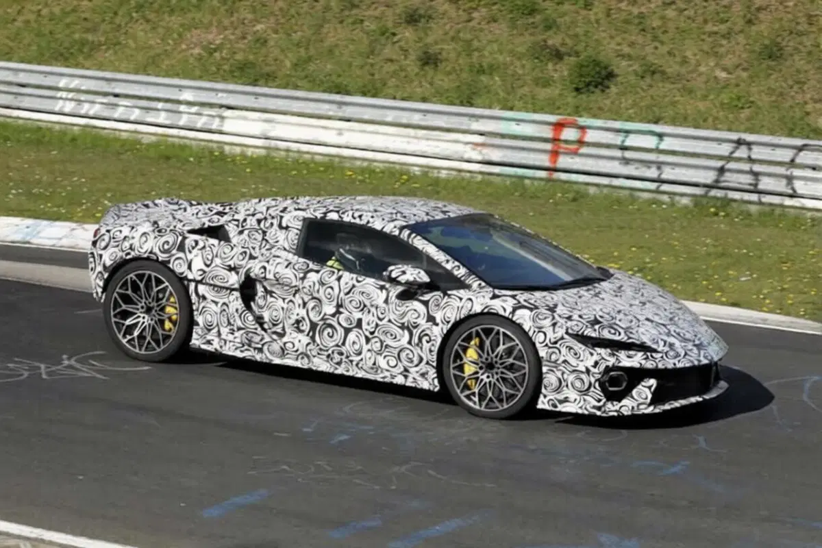 Lamborghini Temerario Spyder, primo avvistamento al Nürburgring: la V8 ibrida si scopre (2)