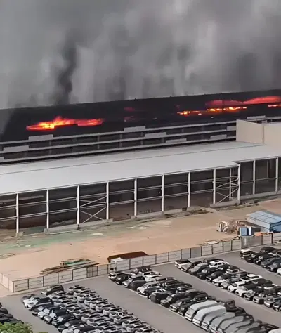 BYD, Incendio nello stabilimento di Shenzhen: fiamme in un parcheggio di veicoli dismessi, nessun ferito