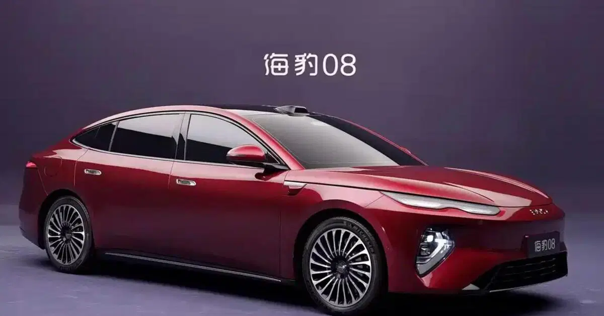 BYD Seal 08: la plug-in hybrid con 300 km in elettrico che sfida le auto elettriche